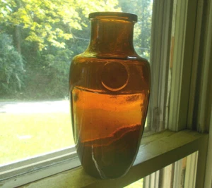 BOTELLA ENCURTIDA ÁMBAR de la década de 1880 con forma única labio aplicado círculo hundido y cuadrado - Imagen 1 de 7