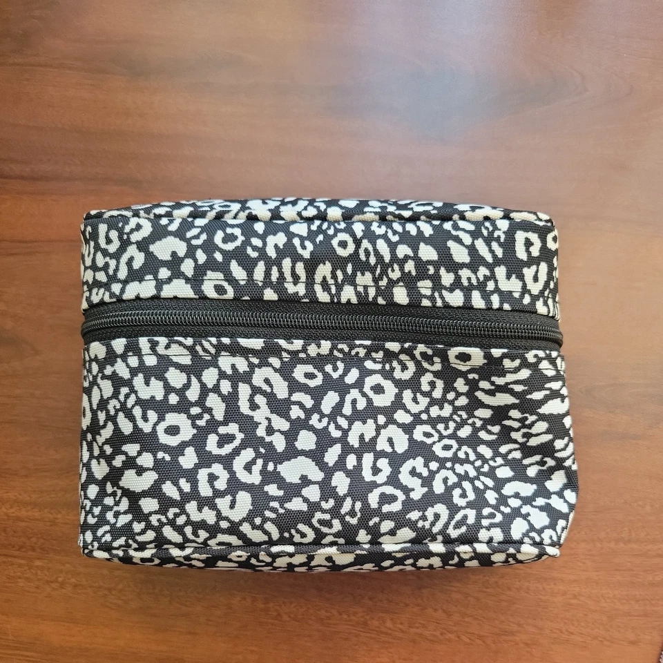 VERA BRADLEY Mini bolsa de cosméticos de maquillaje con estampado de leopardo blanco y negro 3x6x8,5 pulgadas Foto 1 de 4