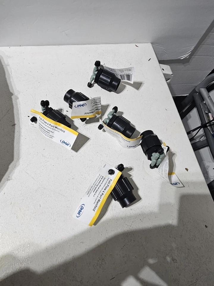 Orbit Drip Manifold 4-port With Adjustable Flow in Black