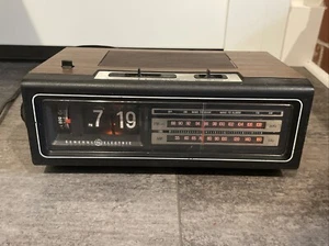 Vintage General Electric AM/FM Flip-Clock Radio Model 7-4310F - Tested, READ - Picture 1 of 4