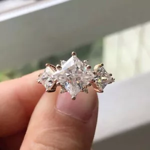 Anillo de compromiso nupcial de tres piedras moissanita corte princesa chapado en oro rosa de 14K - Imagen 1 de 5
