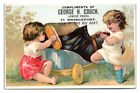 George Couch, Bridgeport, CT Little Kids jouer avec une chaussure géante carte d'échange victorienne