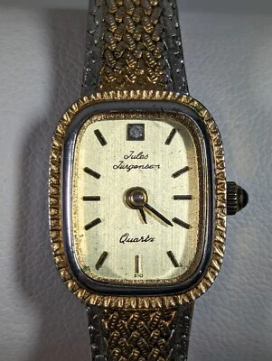 Reloj pulsera con textura caja rectangular esfera tono dorado Jules Jurgensen Foto 1 de 4