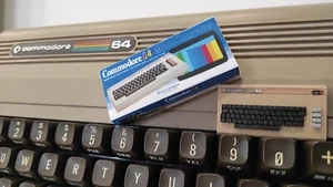 1:8 scale Commodore 64 + BOX miniature retro computer vintage gadget geek nerd - Foto 1 di 5