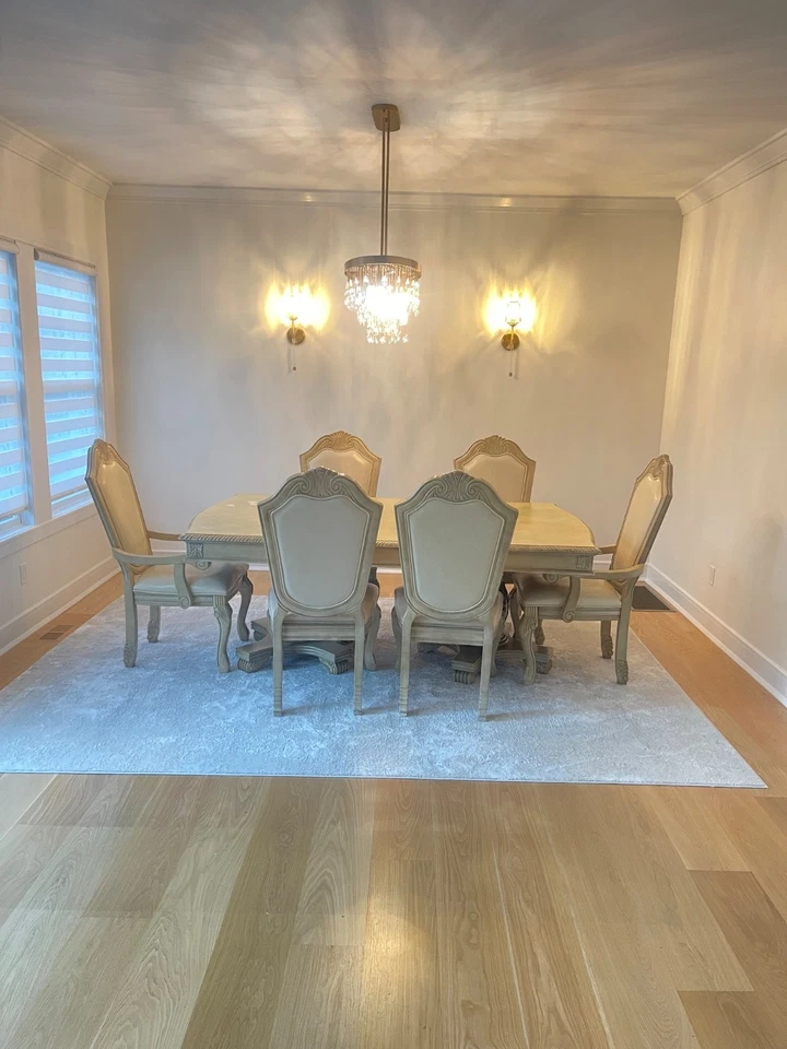 Juego de comedor de siete piezas madera maciza ligeramente usada muy pesada, sin mascotas humo fr Foto 1 de 4