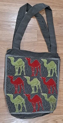 Bolso de Mano Grande Gris Terciopelo con Cremallera con Camellos Bordados Verde Y Rojo Foto 1 de 4