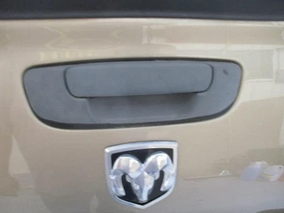 Maçaneta externa traseira usada serve para: 2008 Dodge 1500 PICKUP tampa traseira grau - Imagem 1 de 4