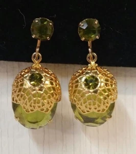 Sarah Coventry Faceted Green Glass Acorn Clip On Earrings Gold-tone Tiny Flaw - Picture 1 of 6