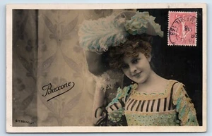 RPPC Schöne Französin große Federhut Postkarte  - Bild 1 von 2