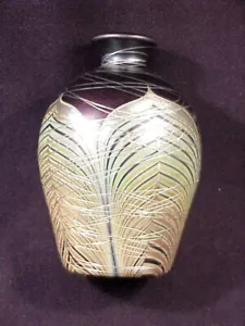 - CORREIA THREADED ART GLASS VASE, FEATHER PATTERN, 5-3/4" TALL, SIGNED & /MINT - Picture 1 of 7