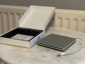 Oryginalny Apple USB SuperDrive DVD Re-Writer - srebrny (MD564ZM/A) A1379 - Zdjęcie 1 z 8