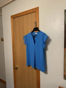 Blusa Calvin Klein pequeña azul liso con mangas aleteadas cuello dividido - Usada en Excelente Condición - Imagen 1 de 5
