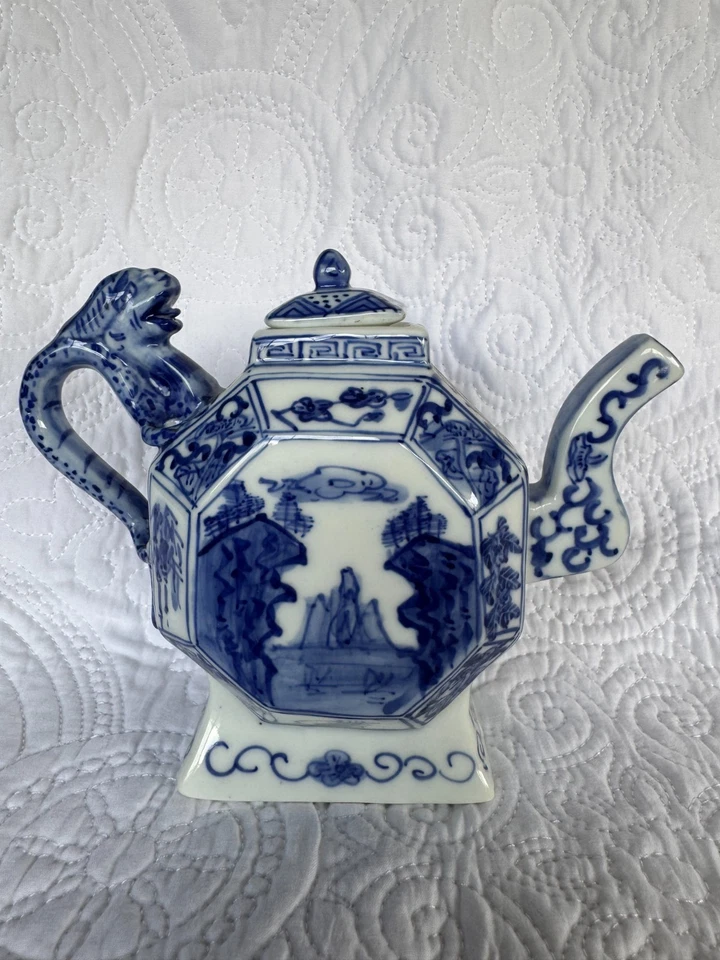 Tetera china vintage de porcelana con mango de dragón azul y blanco - estilo Kangxi Foto 1 de 4