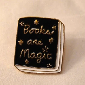 Anstecknadel Emaille Lesebücher sind magisch - Bild 1 von 2