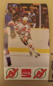 1984 NUOVA MAGLIA DIAVOLI SQUADRA EMISSIONE CARTOLINA #24 Aaron Broten - Foto 1 di 4