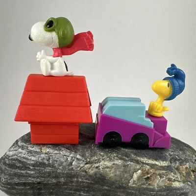 Juguete McDonald’s Peanuts Snoopy Flying Ace y Woodstock Zamboni Driver Foto 1 de 4