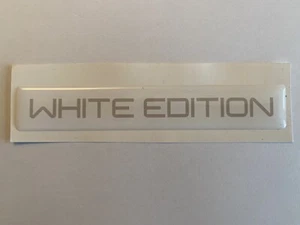 WHITE EDITION AUTO BOOT BADGE ARMATURENBRETT RANGE LAND ROVER MERC AMG V8 WEISS GRAU - Bild 1 von 4