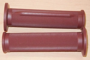 Par de empuñaduras Tommaselli vintage años 70 se ajustan a barras de 7/8" 130 mm de largo Burdeos 01617-CFR - Imagen 1 de 1