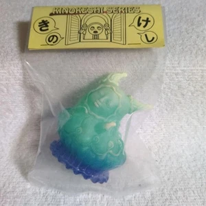 SHIMOMOKU Kinokeshi Serie Sofubi Soft Vinyl Figur Kubita Blau Neu - Bild 1 von 3