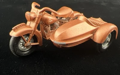 Винтажный литой спичечный коробок Lesney No66 Harley Davidson мотоцикл и бронзовая коляска - Изображение 1 из 4