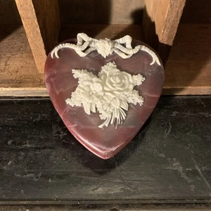Joyero genuino con bisagras de piedra Incolay en forma de corazón en suave borgoña/marrón - Imagen 1 de 14