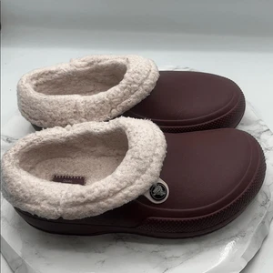 CROCS Clásico Blistzen lll Forrado de Vellón Borgoña/Apenas Rosa Slides-7 - Imagen 1 de 8