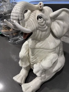 Tarro de galletas de elefante con baúl sentado blanco Fitz & Floyd de colección raro - Imagen 1 de 6