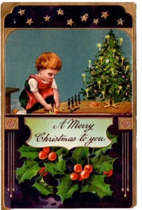 WEIHNACHTSPOSTKARTE Kind spielt mit Spielzeug auf dem Tisch mit Weihnachtsbaum - Bild 1 von 2
