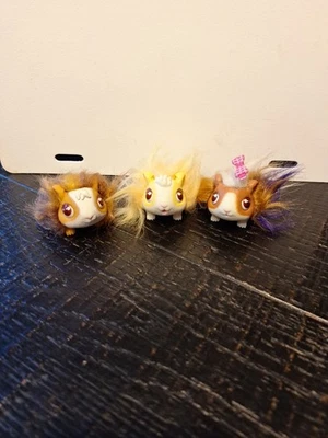 Lote de 3 Pequeñas Mascotas Vivas Interactivas Conejillo de Indias Bebés Set Hutch Animal Foto 1 de 4