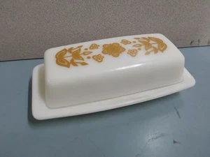 Piatto burro vetro latte bianco design oro e floreale farfalla Pyrex vintage - Foto 1 di 8