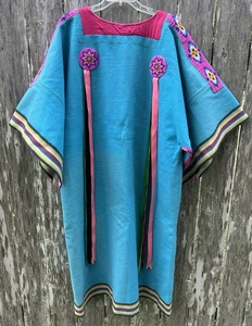 Vestido en T de mujer nativa americana con cuentas cintas de lana hechas a mano algunos defectos que se desvanecen - Imagen 1 de 19