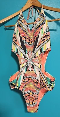 Traje de baño de una pieza geométrico Jessica Simpson Med Halter recortado Peek A Boo Foto 1 de 4