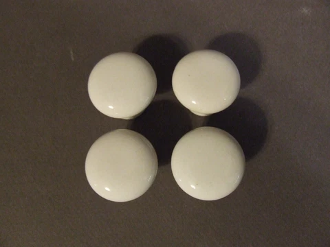 LOT OF 4 ROUND PORCELAIN DRAWER PJULL HANDLE KNOBS Cover
