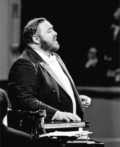 Opera Singer LUCIANO PAVAROTTI Glossy 8x10 Photo Concert Print - Picture 1 of 1