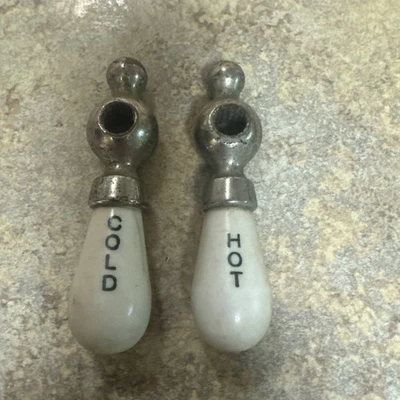 Manijas de grifo de agua vintage frío y calor. ¡Porcelana! Foto 1 de 4