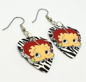 Betty Boop mit roten Haaren Anhänger Gitarren-Plektrum Ohrringe - wählen Sie Ihre Farbe - Bild 1 von 7