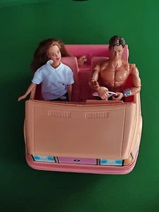 Barbie Auto, Mattel MAX STEEL 1998, Hund, Koffer, Haarbürste, Caprio, Frau 1991 - Bild 1 von 19