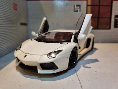 Lamborghini Aventador LP700-4 White Welly 1:24  Detailed Scale Diecast Model - Image 1 of 4