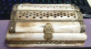 Caja de baratijas vintage de hueso de camello con forro de terciopelo púrpura - Imagen 1 de 10
