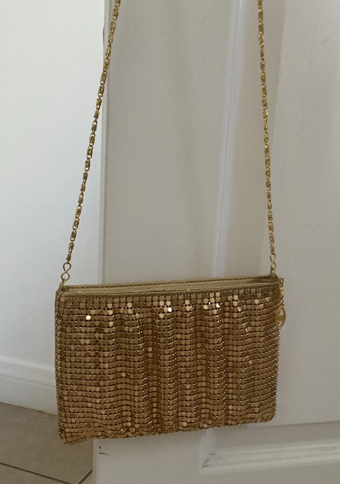 Bolso de mano vintage de malla dorada con correa de cadena para el hombro. Foto 1 de 4
