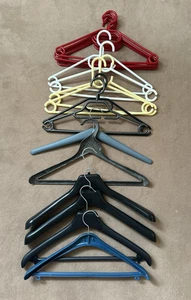 17 Kleiderbügel Hosenbügel Bügel Hemdenbügel plastik div. Farben - Bild 1 von 4