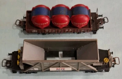 ho scale lot of 2 toy model railway train freight carriages AF - Image 1 of 4