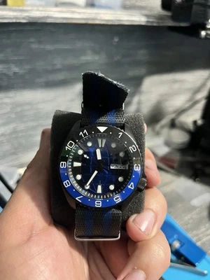 Reloj de buceo automático día/fecha Seiko SKX007 negro personalizado para hombre. Foto 1 de 4