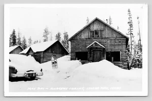RPPC Maifeiertag Andrews Cabins Island Park Idaho Winter Schneeschuh Vintage Foto Postkarte - Bild 1 von 3