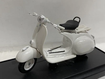 1:18 Vespa 150 1956 MAISTO Legendary bikes Diecast Bike Motorcycle - Image 1 of 4