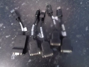 1 X DISPLAY PORT AUF VGA ADAPTER + 4 X DISPLAY PORT AUF DVI ADAPTER (GESAMT = 5) - Bild 1 von 3
