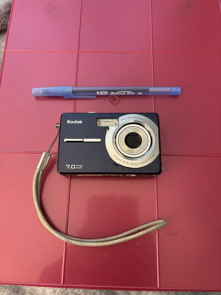 Kodak Easy Share M753-AZUL MARINO-7,0 MP-Cámara digital-Tarjeta SD-y cargador-Como nuevo Foto 1 de 4