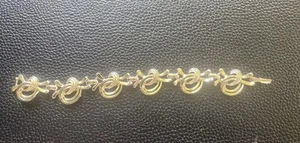 PULSERA FIRMADA H&S TONO DORADO DISEÑO DESPLAZAMIENTO 7 1/2" LARGO USADA EN EXCELENTE ESTADO - Imagen 1 de 2