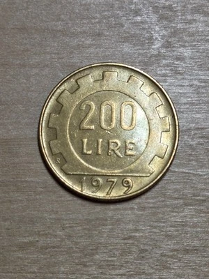 Italy 200 Lire coin, 1979. KM# 105, bronzital. Woman, hair with curls. Gear. - Image 1 of 4