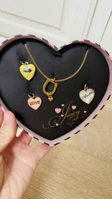 Berloque medalhão foto Juicy Couture Luck, Love, Couture & Flower colar dourado novo na caixa - Imagem 1 de 4